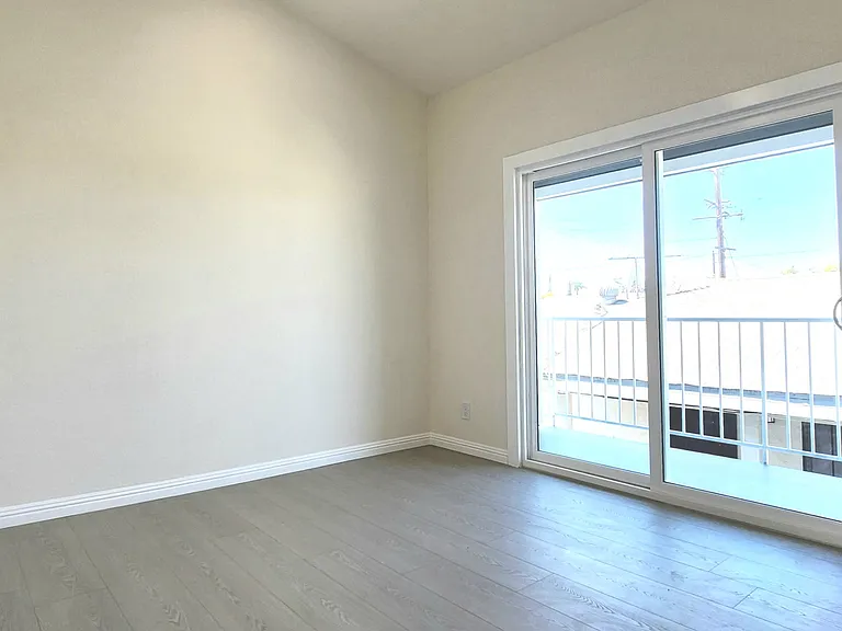 1617 E 6th St #303 — Photo 4