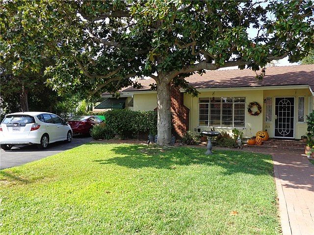 FRONT VIEW, LONG DRIVEWAY