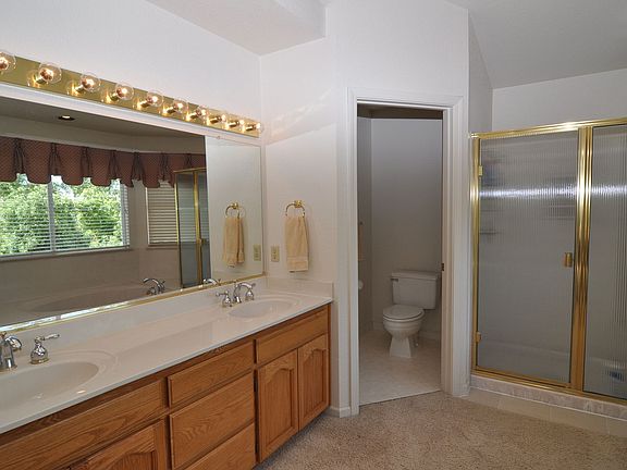Master bath with soaking tub