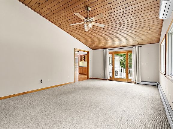 4th image of 12 Helen Dr