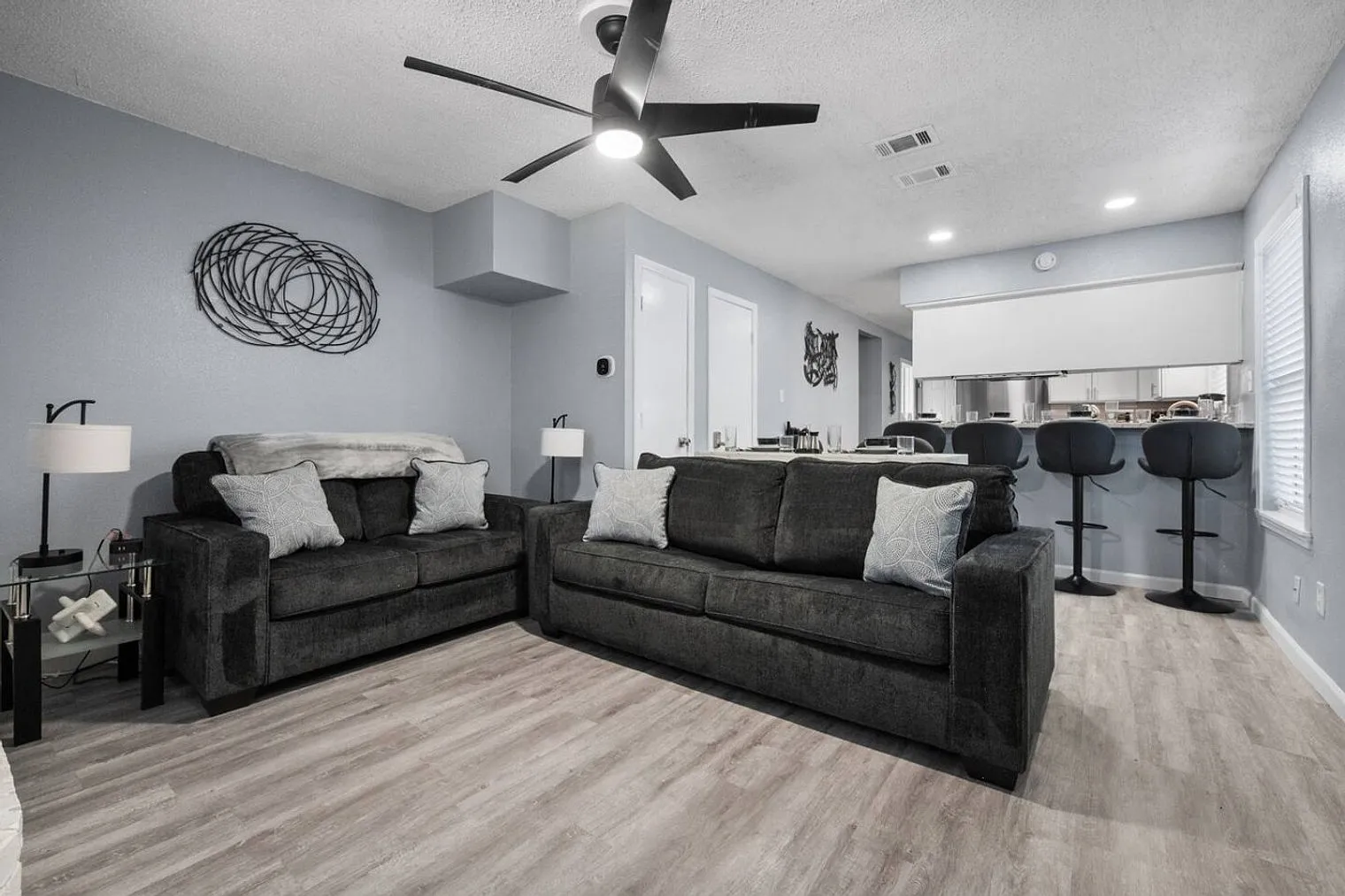 2 bed, 1.0 bath, 979 sqft, $5,792 — Photo 1