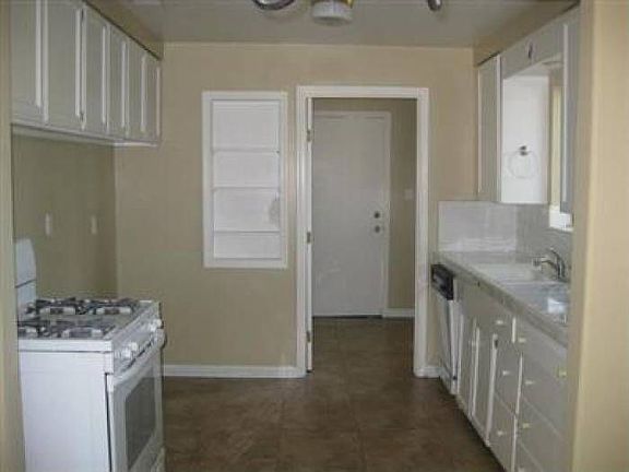 5th image of 2624 N Marine Ave