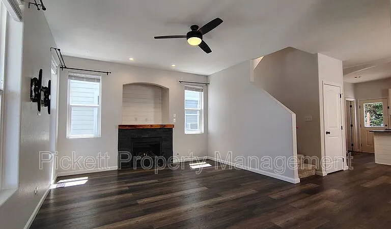 147 N Wycoff Ave — Photo 3