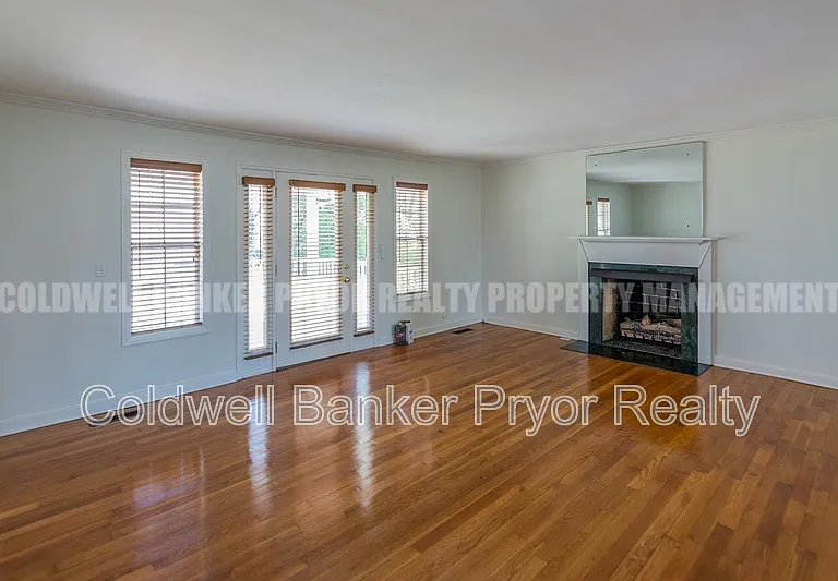 323 Walsh Rd — Photo 7
