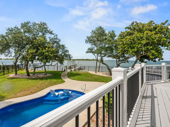 516 Parish Blvd, Mary Esther, FL 32569