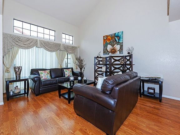 3rd image of 817 Cedarbend Way
