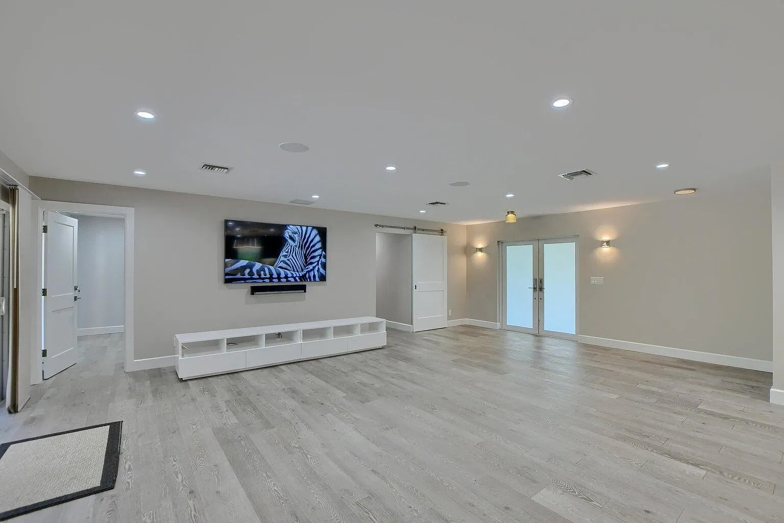 4 bed, 2.5 bath, 2044 sqft, $8,000 — Photo 4