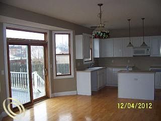 5th image of 736 Pine St
