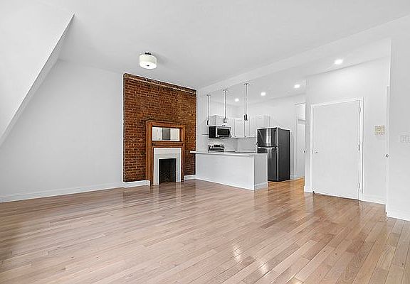 5th image of 52 W 75th St