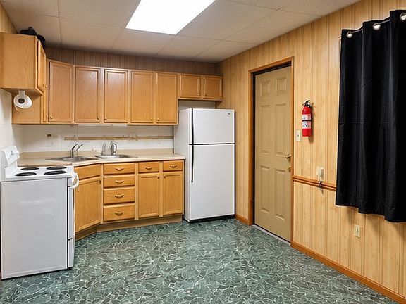 3rd image of 913 W J St #7