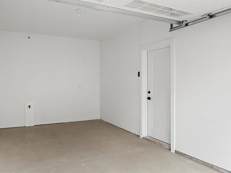 1155 Marina Pkwy — Photo 15