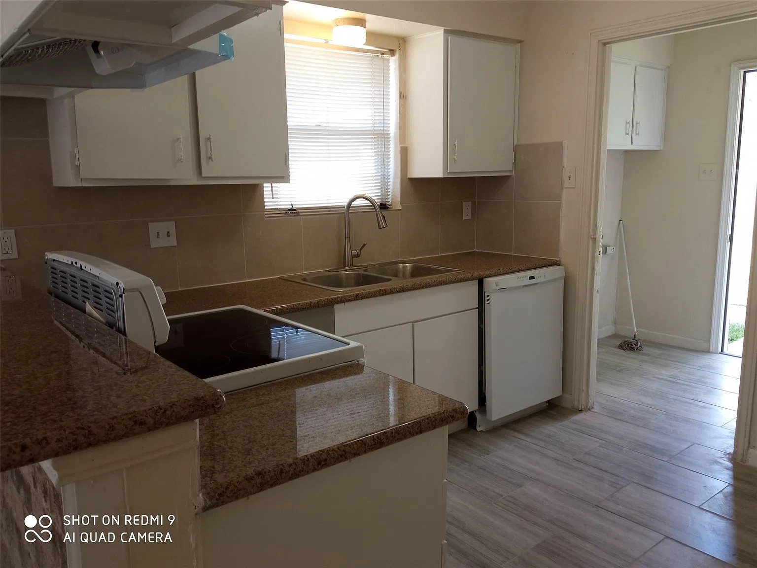 3 bed, 1.0 bath, 1022 sqft, $1,200 — Photo 4