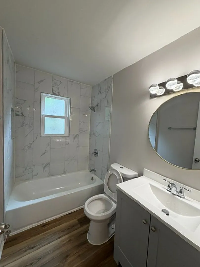 Room in 2 Bedroom Home in West End — Photo 3