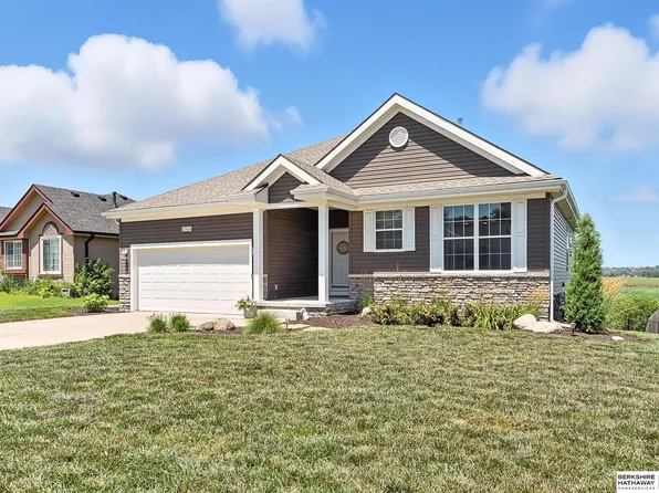2504 Alexandra Rd, Papillion, NE 68133