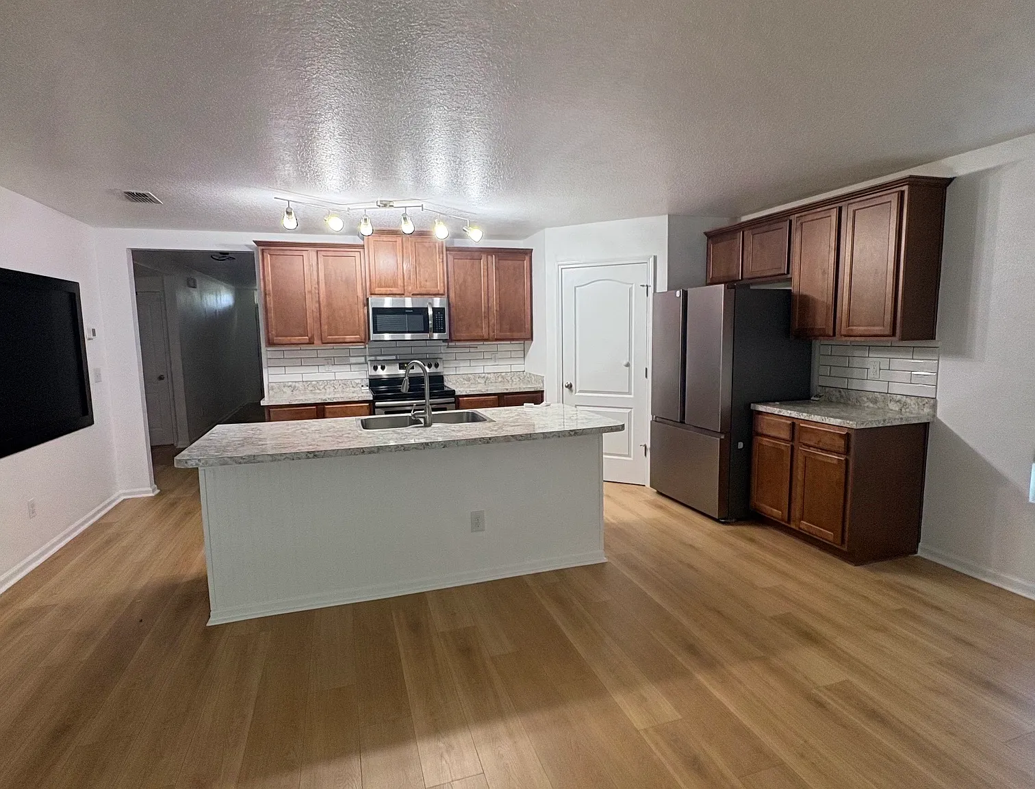 4 bed 2 bath Home - 6 Miles from Kingsbay — Photo 4