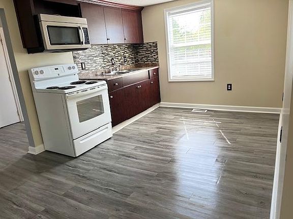 5th image of 108 Carpenter St