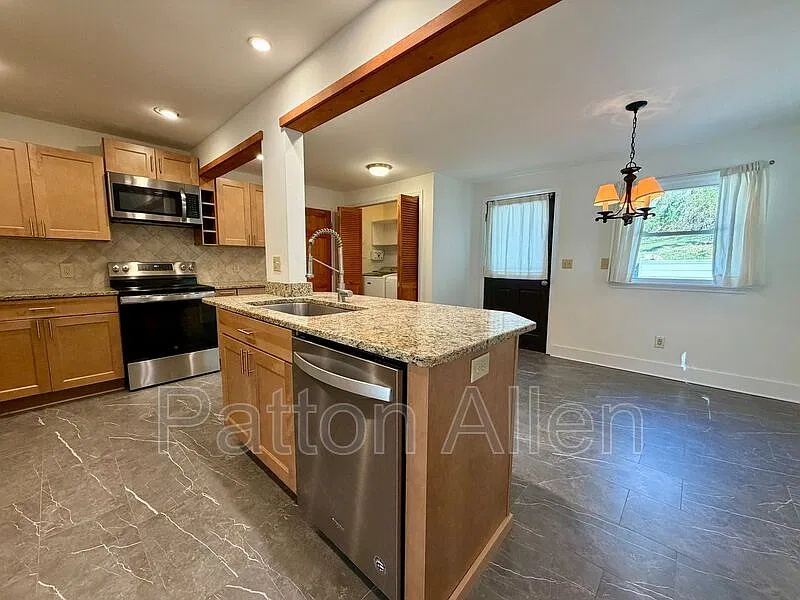 3 bed, 2.0 bath, 1232 sqft, $2,300 — Photo 2