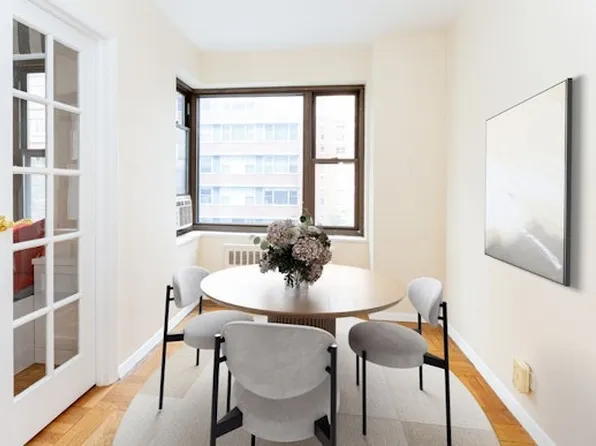 55 East End Avenue image 2 of 11