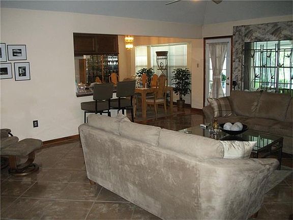4th image of 2108 Greenwood Dr