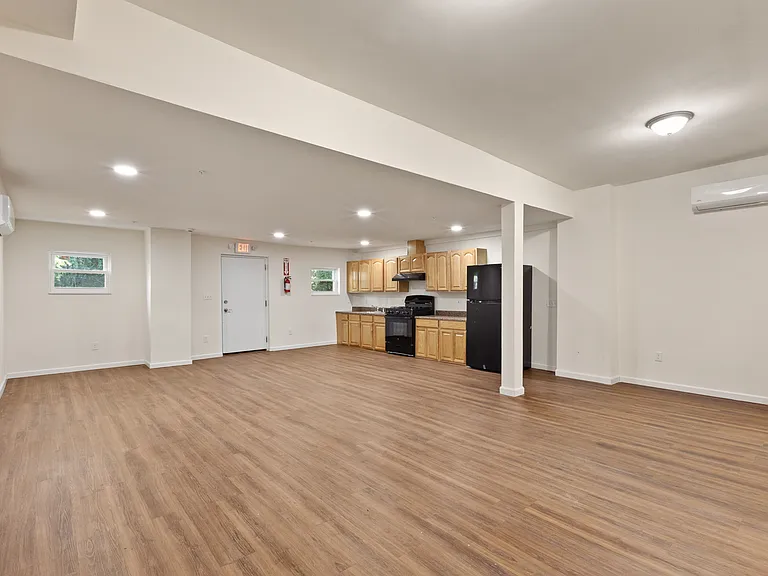 212 N Clinton Ave — Photo 19