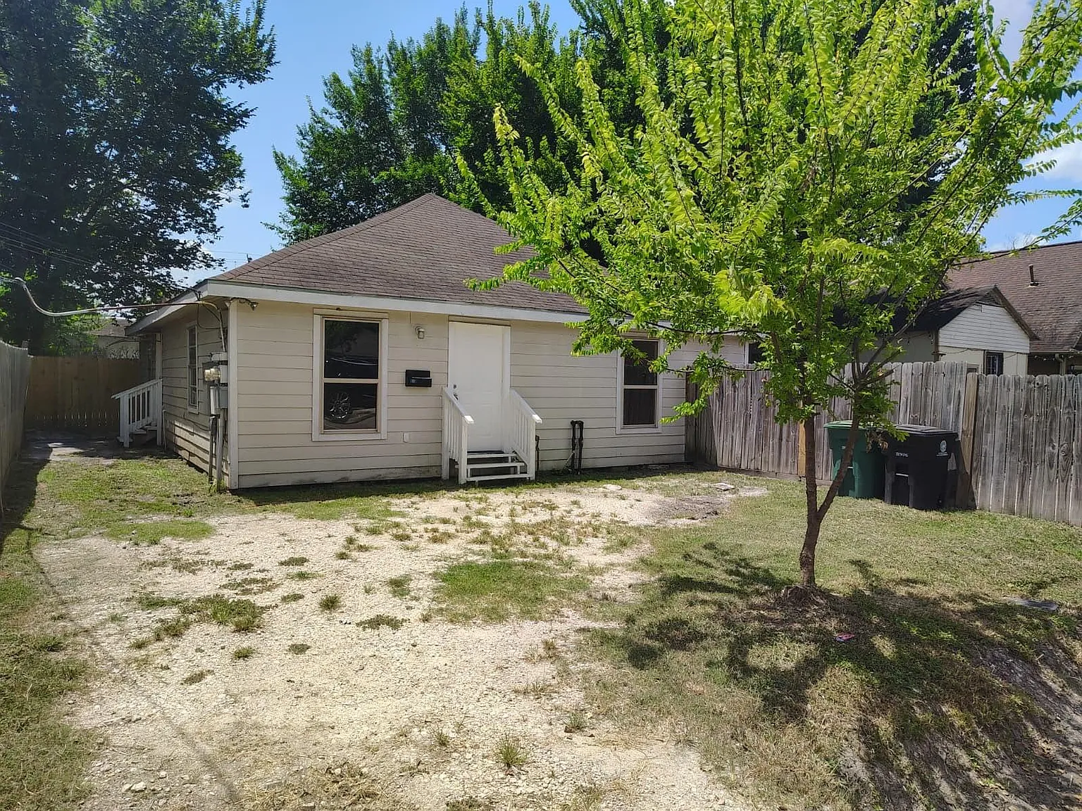 3 bed, 1.0 bath, 1280 sqft, $1,400 — Photo 1