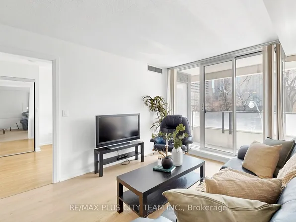 111 Elizabeth St #308, Toronto, ON M5G 1P7