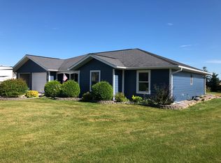 616 Carl Ct, Roseau, MN 56751