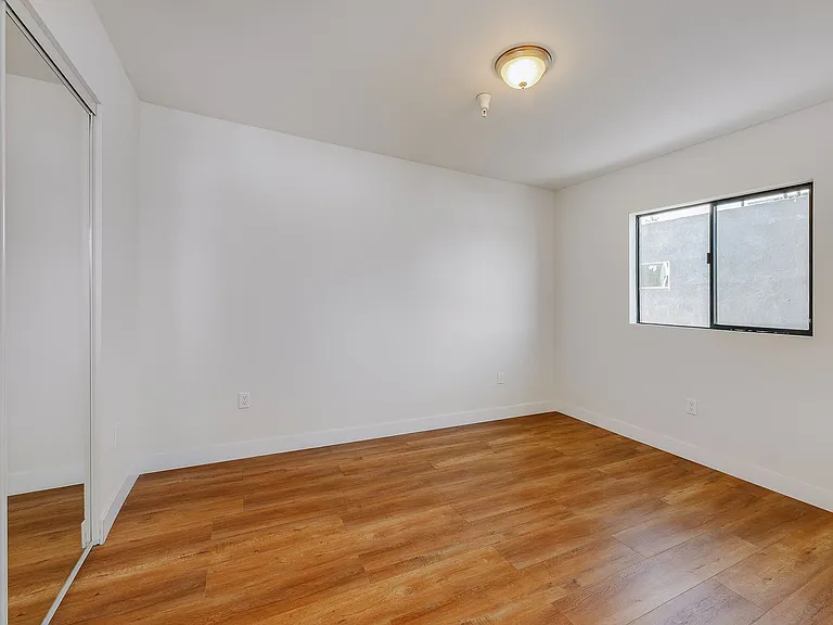 11508 Emelita St — Photo 7