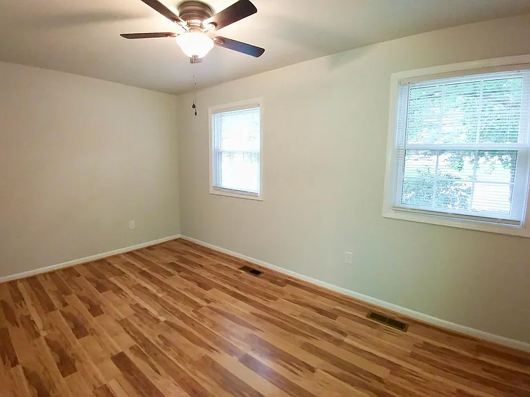 402 Greenbrier Ct #402 — Photo 12