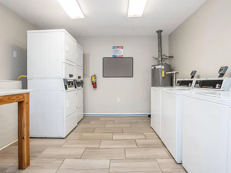 Cross Creek Apartments — Photo 11
