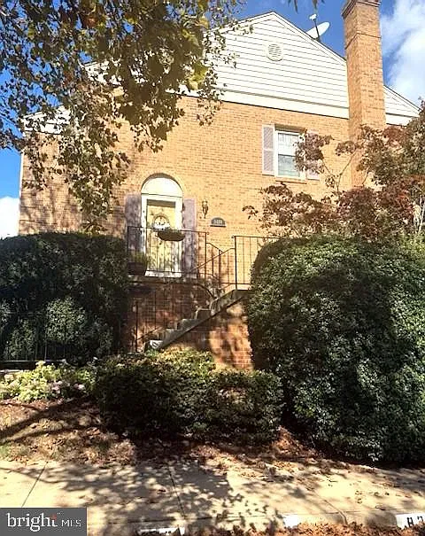 4 bed, 3.5 bath, 2327 sqft, $3,600 — Photo 2