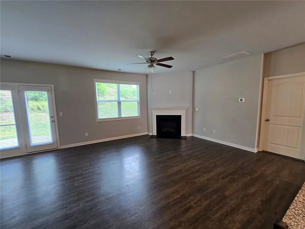4 bed, 2.5 bath, 2709 sqft, $2,300 — Photo 4