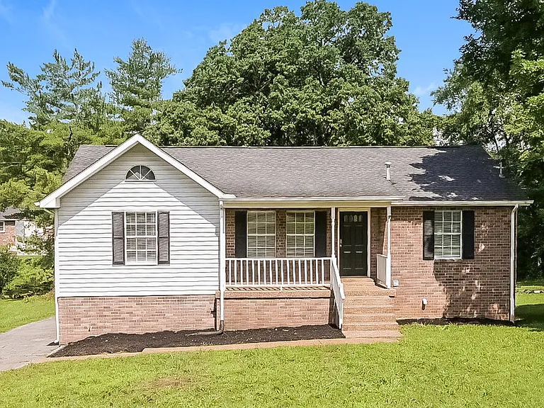 121 Lee Ct — Photo 1