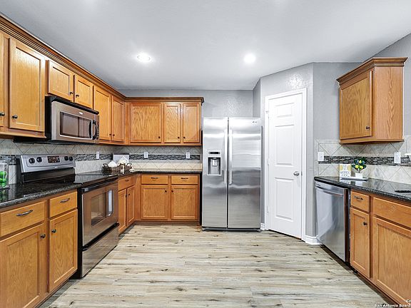 5th image of 208 Willow Crest
