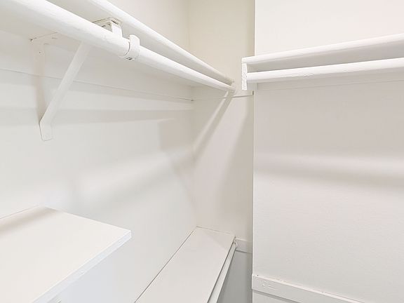 4th image of 13160 Victory Blvd #3