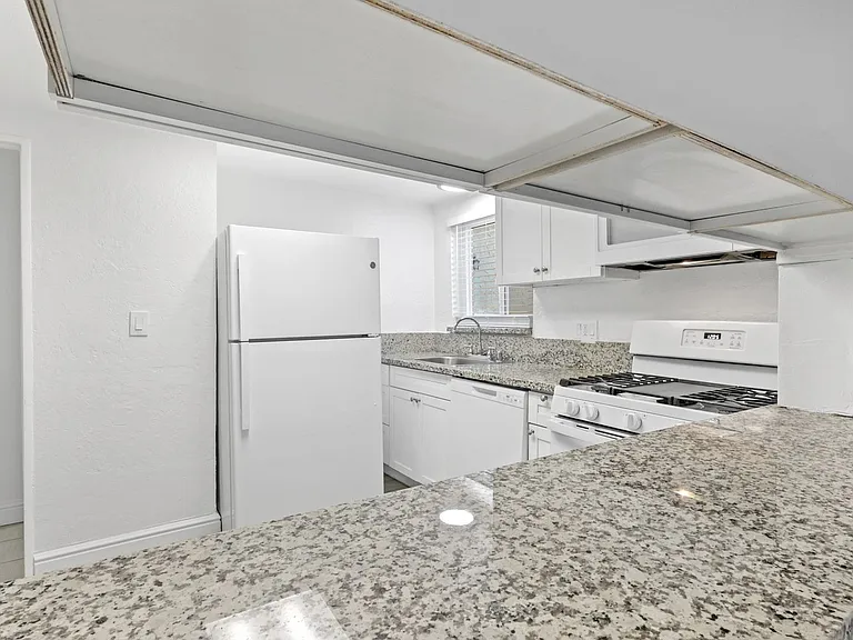 520 Solano St — Photo 9