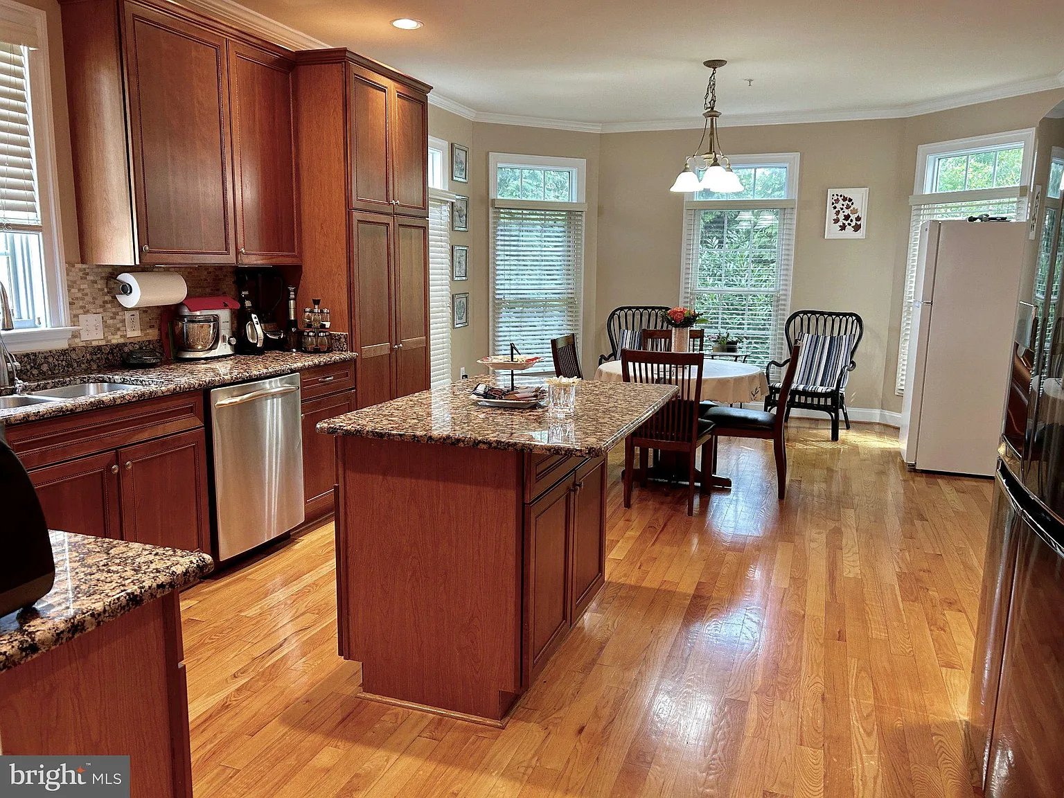 4 bed, 3.5 bath, 3978 sqft, $6,000 — Photo 3