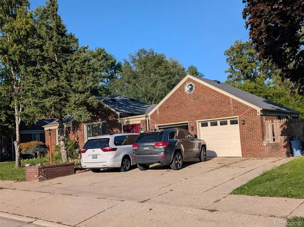28212 Shock St, Saint Clair Shores, MI 48081