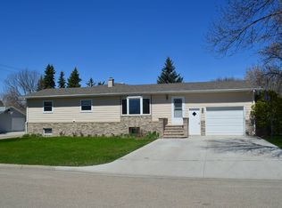 804 Bennett St, Bottineau, ND 58318