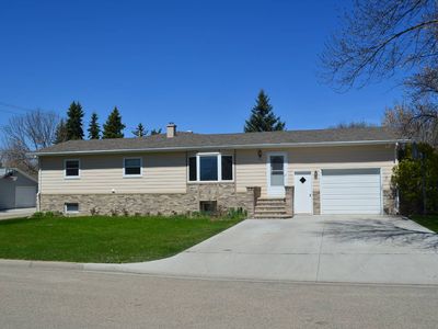 715 8th St E, Bottineau, ND, 58318