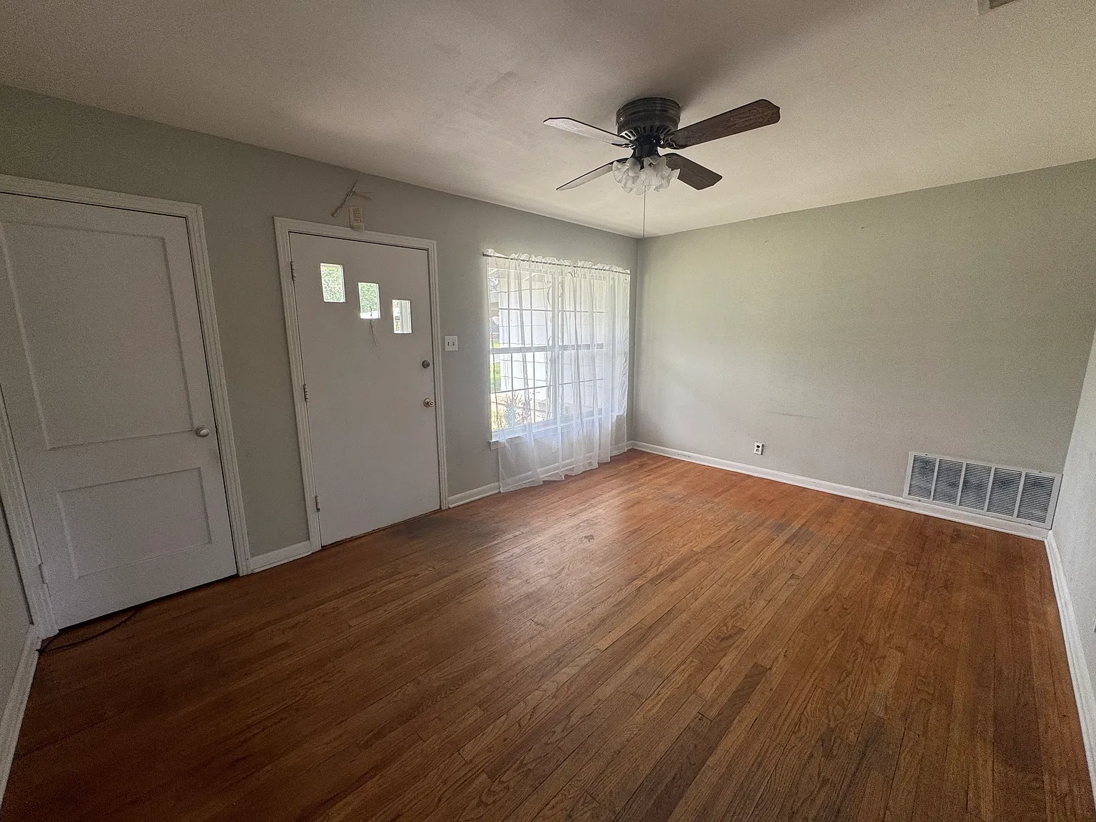 3 bed, 968 sqft, $1,500 — Photo 2