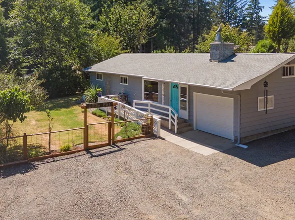 4976 Lake Dr, Florence, OR 97439