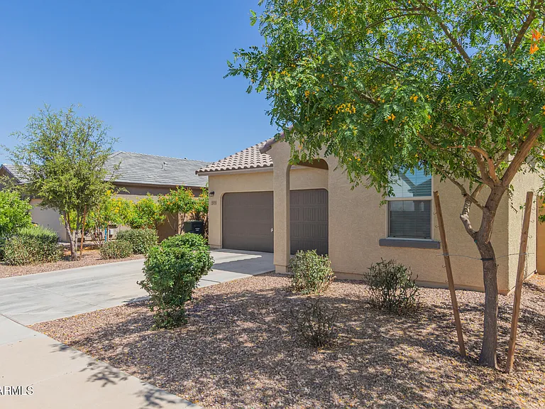 2415 E San Miguel Dr — Photo 2