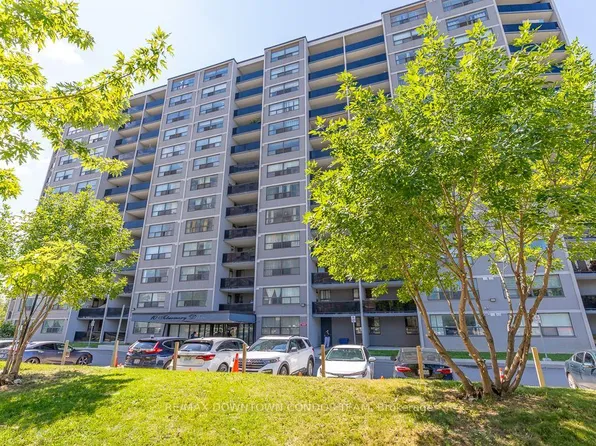 10 Tobermory Dr #1004, Toronto, ON M3N 2Y5