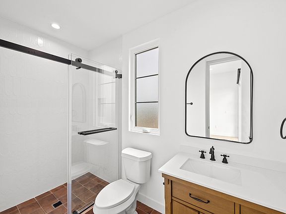 5th image of 2324 S Dunsmuir Ave Unit B