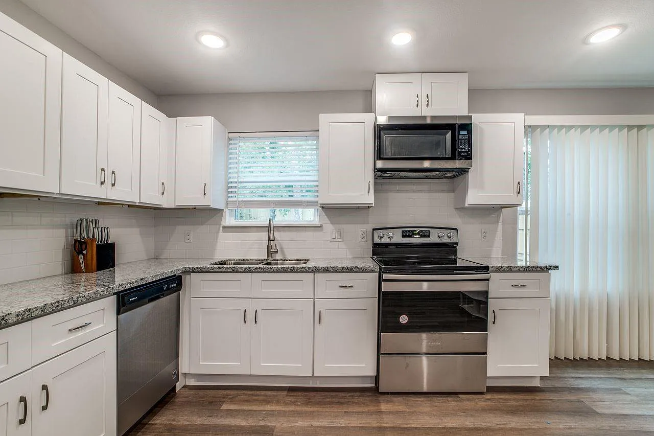 3 bed, 2.5 bath, 1200 sqft, $1,700 — Photo 2