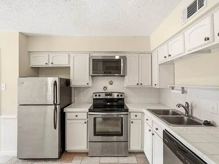 496 N Post Oak Ln — Photo 14