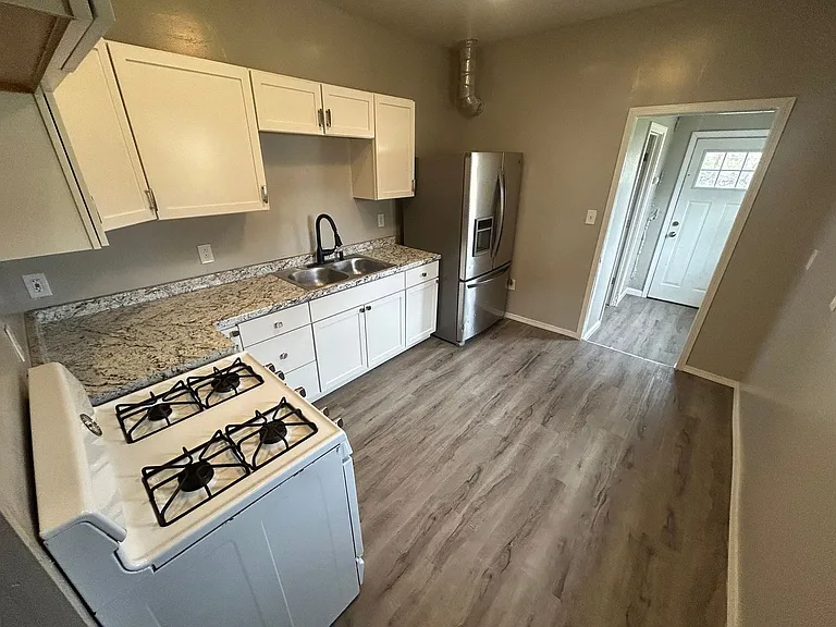 2347 Rosedale Ave — Photo 6