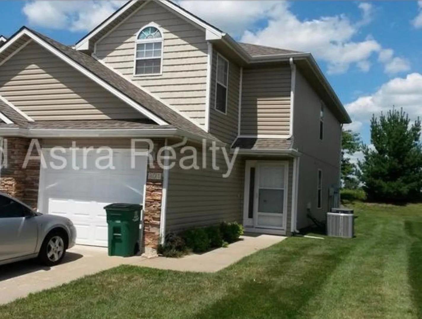 Charming 3 Bed 2.5 Bath Townhome in Blue Springs-Available NOW!! — Photo 1