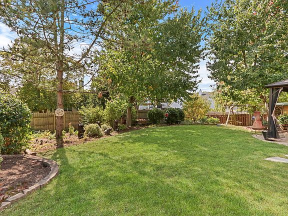 3rd image of 381 Gatewood Ln